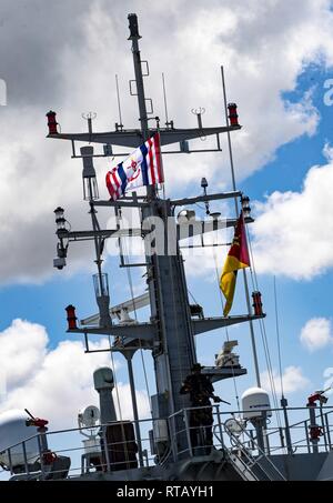 PEMBA, Mosambik (Feb. 5, 2019) eine militärische Mitglied aus der Mosambik Verteidigung Streitkräfte steht Sicherheit an Bord der Mauritius Kora-Klasse Corvette CGS Barracuda (CG31) während eines Besuchs, Board, Durchsuchung und Beschlagnahme bohren während der Teilnahme an Übung Cutlass Express 2019 in Pemba, Mosambik, Feb 5, 2019. Cutlass Express wurde entwickelt, um die regionale Zusammenarbeit, den maritimen Bereich Sensibilisierung und den Austausch von Informationen zu Funktionen zwischen den USA zu erhöhen, Ost afrikanischen und westlichen Indischen Ozean Nationen zur Bekämpfung des illegalen maritime Aktivitäten. Stockfoto