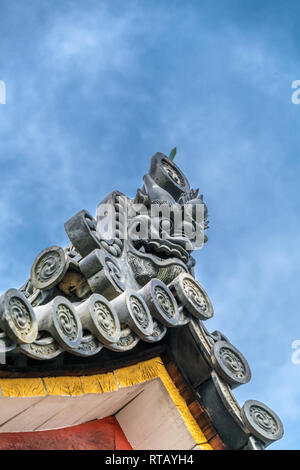 Onigawara (Ogre Tile) Dach Schmuck der Sai-mon (West Gate) am Kiyomizu-dera Buddhistischer Tempel. In Kyoto, Kyoto, Japan. Stockfoto