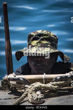 PEMBA, Mosambik (Feb. 5, 2019) eine militärische Mitglied aus der Mosambik Verteidigung Streitkräfte Boards, die Mauritius Kora-Klasse Corvette CGS Barracuda (CG31) während eines Besuchs, Board, Durchsuchung und Beschlagnahme bohren während der Teilnahme an Übung Cutlass Express 2019 in Pemba, Mosambik, Feb 5, 2019. Cutlass Express wurde entwickelt, um die regionale Zusammenarbeit, den maritimen Bereich Sensibilisierung und den Austausch von Informationen zu Funktionen zwischen den USA zu erhöhen, Ost afrikanischen und westlichen Indischen Ozean Nationen zur Bekämpfung des illegalen maritime Aktivitäten. Stockfoto