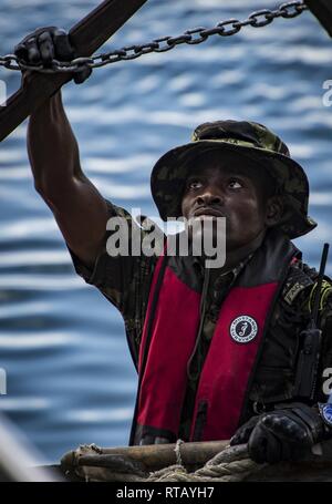 PEMBA, Mosambik (Feb. 5, 2019) eine militärische Mitglied aus der Mosambik Verteidigung Streitkräfte Boards, die Mauritius Kora-Klasse Corvette CGS Barracuda (CG31) während eines Besuchs, Board, Durchsuchung und Beschlagnahme bohren während der Teilnahme an Übung Cutlass Express 2019 in Pemba, Mosambik, Feb 5, 2019. Cutlass Express wurde entwickelt, um die regionale Zusammenarbeit, den maritimen Bereich Sensibilisierung und den Austausch von Informationen zu Funktionen zwischen den USA zu erhöhen, Ost afrikanischen und westlichen Indischen Ozean Nationen zur Bekämpfung des illegalen maritime Aktivitäten. Stockfoto