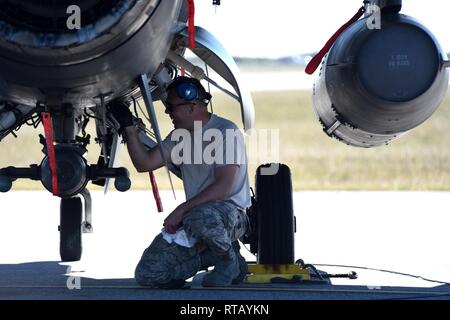 Tech. Sgt. Bill Boyer, eine Mannschaft Leiter der 180 Fighter Wing, Ohio Air National Guard zugewiesen ist, eine post-Flug auf einem F-16 - Fighting Falcon nach einem Training sortie am Patrick Air Force Base in Florida, Februar 5, 2019. Der Patrick AFB Schulung stellt die strategische Flexibilität erforderlich, gegen eine gewaltige und aggressiven Gegner in einer ständig angespannt steuerliche Rahmenbedingungen zu kämpfen. Stockfoto