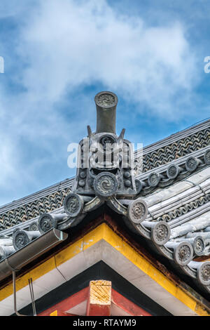 Onigawara (Ogre Tile) Dach Schmuck der Sai-mon (West Gate) am Kiyomizu-dera Buddhistischer Tempel. In Kyoto, Kyoto, Japan. Stockfoto