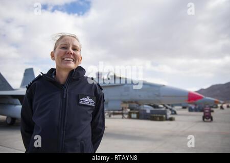 Royal Australian Air Force Flight Lieutenant Melanie Smyth, eine Aviation Medical Officer zum 2 Expeditionary Gesundheit Geschwader zugewiesen, die ihrer Jahre der Erste Hilfe Ausbildung zum guten Gebrauch Feb 3, wenn Sie mit einem Kind in einem Einkaufszentrum in der Nähe des Las Vegas Strip erdrosseln reagiert. Smyth, einer von Hunderten von Koalition militärischen Partner vorübergehend auf der Nellis Air Force Base, Nevada zugewiesen, zur Unterstützung der Red Flag 19-1, war genießen Sie den Tag in der Stadt, als sie bemerkte eine Mutter in Panik als ihre 6-jährige Tochter die Fähigkeit zu atmen verloren. Ohne zu zögern, Smyth ergriff Maßnahmen, um c Stockfoto