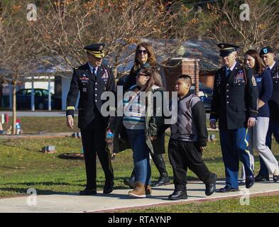 Maj Gen Leopoldo Quintas, Kommandierender General des 3 Infanterie Division, begleitet die Mutter und der Bruder des gefallenen Soldaten Cpl. Joseph Maciel zu einem Krieger zu Fuß Zeremonie Feb 5, am Cottrell Feld Fort Stewart, Ga. die Krieger, Inc., ist eine gemeinnützige Organisation, in Verbindung mit der 3-ID, der Gedenkveranstaltungen, um die Ehre der gefallenen Soldaten, die in der Tätigkeit, während im Irak und in Afghanistan getötet wurden, zu zahlen. Stockfoto