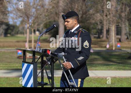 Staff Sgt. Eddie Negron, Squadleader für 1St Bataillon, 28 Infanterie Regiment, 3 Infanterie Division, rezitiert ein Gedicht zu Ehren der gefallenen Soldaten Cpl. Joseph Maciel zu einem Krieger zu Fuß Zeremonie Feb 5, am Cottrell Feld Fort Stewart, Ga. die Krieger, Inc., ist eine gemeinnützige Organisation, in Verbindung mit der 3-ID, der Gedenkveranstaltungen, um die Ehre der gefallenen Soldaten, die in der Tätigkeit, während im Irak und in Afghanistan getötet wurden, zu zahlen. Stockfoto