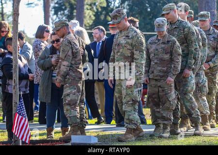 Truppen der 3 Infantry Division in Komfort und Unterstützung der Mutter und Bruder des gefallenen Soldaten Cpl. Joseph Maciel während eines Krieger zu Fuß Zeremonie Feb 5, am Cottrell Feld Fort Stewart Ga. die Krieger, Inc., ist eine gemeinnützige Organisation, in Verbindung mit der 3-ID, der Gedenkveranstaltungen, um die Ehre der gefallenen Soldaten, die in der Tätigkeit, während im Irak und in Afghanistan getötet worden waren. Stockfoto