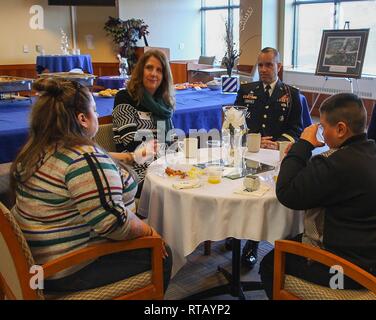 Maj Gen Leopoldo Quintas, Kommandierender General der Infanterie Division 3, hatte Frühstück mit Engel (Bruder) und Angelina Maciel (Mutter) sein Beileid für den Verlust ihrer Cpl. Joseph Maciel ein infanterist auf die 1 Bataillon zugeordnet, 28 Infanterie Regiment, 3.-ID 5, am Fort Stewart Ga. die Krieger, Inc., ist eine gemeinnützige Organisation, in Verbindung mit der 3-ID, der Gedenkveranstaltungen, um die Ehre der gefallenen Soldaten, die in der Tätigkeit, während im Irak und in Afghanistan getötet worden waren. Stockfoto