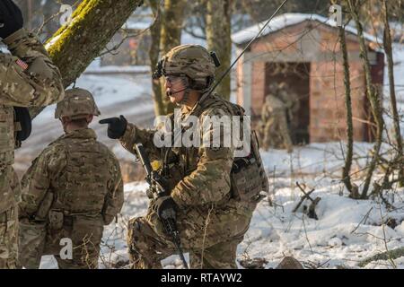 Soldaten zu Charlie Truppe, 1.Staffel, 2d-Cavalry Regiment aus Vilseck, Deutschland zugewiesen, während einer Live Fire Übung auf Palette 35 an der Truppenübungsplatz Baumholder, Baumholder, Deutschland, Feb 4, 2019. 1/2CR führt derzeit den Betrieb Kriegsadler platoon-taktischen Kenntnisse, squadron Unterstützung Wirksamkeit und die gesamten organisatorischen Letalität zu entwickeln. Stockfoto