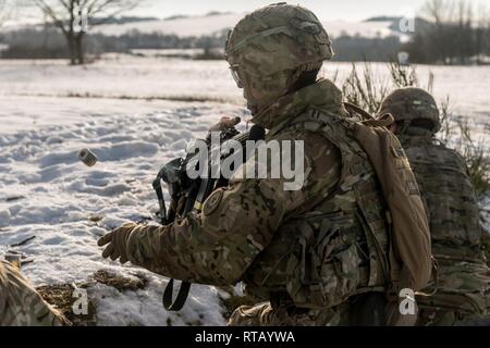 Soldaten zu Charlie Truppe, 1.Staffel, 2d-Cavalry Regiment aus Vilseck, Deutschland zugewiesen, während einer Live Fire Übung auf Palette 35 an der Truppenübungsplatz Baumholder, Baumholder, Deutschland, Feb 4, 2019. 1/2CR führt derzeit den Betrieb Kriegsadler platoon-taktischen Kenntnisse, squadron Unterstützung Wirksamkeit und die gesamten organisatorischen Letalität zu entwickeln. Stockfoto