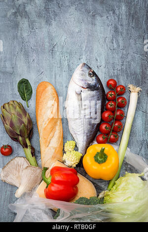 Lebensmittelzutaten mit dorade Fisch - Ansicht von oben Stockfoto