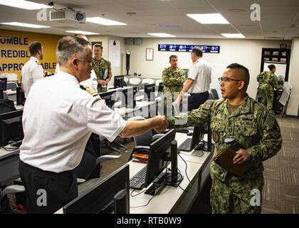 SAN DIEGO (Feb. 5, 2019) Norwegischen Marine (RNoN) Cmdr. Rolf Tverbakk, Links, Sektionschef für Anti-Submarine Warfare (ASW) an der Norwegischen maritimen Kriegsführung Center (MWC) schüttelt Hände mit U.S. Navy Leutnant Matthew Vigilante, rechts, einem Anti-Submarine/Oberfläche (ASW/SUW) Kriegsführung Taktiken Ausbilder zugewiesen an die Marineschule Oberfläche und Mine Warfighting Development Center (SMWDC) am Anfang einer halbjährlichen USN-RNoN taktische Working Group (TWG) treffen. Die TWG war im Jahr 2018 etablierten Verständnis der Fähigkeiten und Taktiken von beiden Marinen verwendet Interoperabilität sowohl der NATO als Teil zu verbessern Stockfoto