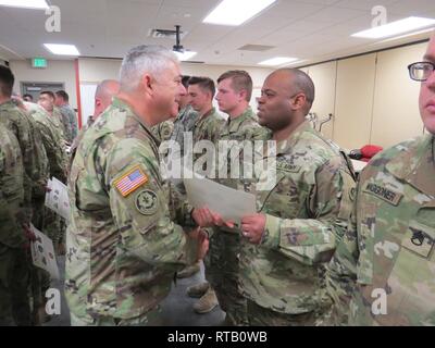 U.S. Army Reserve Oberst Michael Beane, Kommandant der 89th Sustainment Brigade, stellt eine Auszeichnung an Sgt. Joseph Tja, eine Reserve Soldat mit dem 451St Sustainment Command (Auslandseinsätze), während des Betriebs Cold Steel III am Fort Hunter Liggett, Calif. am 5. Februar 2019. Tja und seine Crew erhielt der Kommandant Münze nach Erreichen der höchsten Punktzahl in montiert Schießwesen. Betrieb Cold Steel III Züge und qualifiziert Armee-reserve Soldaten auf M2 .50 Kaliber Maschinengewehre, M19 40 mm automatische Granatwerfer und M 240 7,62-mm-Maschinengewehren Waffensysteme in Boden und montiert militärische Fahrzeuge, ich Stockfoto