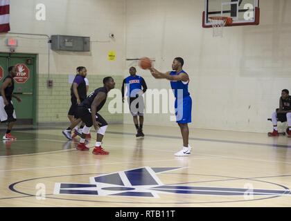 Mitglieder der 2019 intramural Basketball teams beteiligen sich an einem Spiel in Kirtland Air Force Base, N.M., Feb 5, 2019. Die FSS/CPTS besiegten die SFS-Jones Team nach einer 40-minütigen Spiel in einem FSS/CPT 59 zu 58 gewinnen. Stockfoto