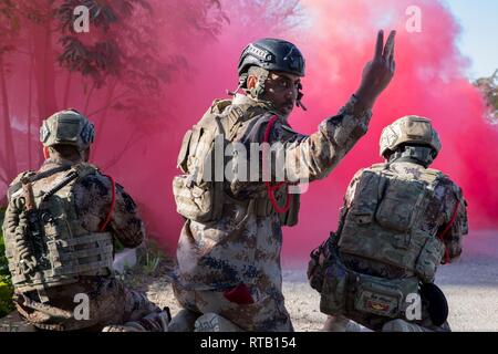 Ein Student in der irakischen Terrorismus Service Basic Leader Kurs signalisiert seinen truppführer während einer Übung, die kombiniert Unterricht in land Navigation, taktische Bewegung, und Reagieren in der Nähe von Bagdad, Irak, Feb 5, 2019 zu kontaktieren. BLC ist von irakischen Ausbilder mit Hilfe von Alliierten Streitkräften geführt und unterrichtet Soldaten den Zwischenmenschlichen, konzeptionellen, technischen und taktischen Fähigkeiten, die Sie wissen müssen, um effektiv ein Trupp von Soldaten führen. Combined Joint Task Force-Operation inhärenten Lösen setzt sich dafür ein, unsere irakischen Sicherheitskräfte Partner elastisch sind und sich selbst tragenden Stockfoto