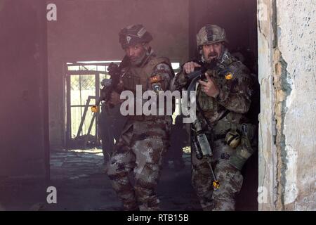 Irakische Terrorismusbekämpfung Service Basic Leader Kurs beenden ein Gebäude nach dem Löschen Ziel während ihrer Ausbildung eine praktische Übung in der Nähe von Bagdad, Irak, Feb 5, 2019. BLC ist von irakischen Ausbilder mit Hilfe von Alliierten Streitkräften geführt und bereitet Soldaten CTS Soldaten, führende Rollen im Team und Gruppe das Niveau von Führungskompetenzen, Ausbildung, und warfighting Konzepte und Fähigkeiten. Die irakischen Sicherheitskräfte sind das Fundament für die Zukunft des Irak durch die Verbesserung ihrer Fähigkeiten, um ein sicheres und stabiles Umfeld für ihre souveräne Nation zu stellen. Stockfoto