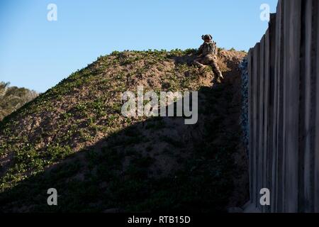 Eine irakische Terrorismusbekämpfung Service Basic Leader Kurs student bietet Sicherheit während einer Übung, die kombiniert Unterricht in land Navigation, taktische Bewegung und Reaktion in der Nähe von Bagdad, Irak, Feb 5, 2019 zu kontaktieren. BLC ist von irakischen Ausbilder geführt, mit Hilfe von Koalition und lehrt Soldaten den Zwischenmenschlichen, konzeptionellen, technischen und taktischen Fähigkeiten, die Sie wissen müssen, um effektiv ein Trupp von Soldaten führen. Combined Joint Task Force-Operation inhärenten Lösung an, um sicherzustellen, dass unsere irakischen Sicherheitskräfte Partner elastisch sind und sich selbst tragenden im Training, equi verpflichtet Stockfoto