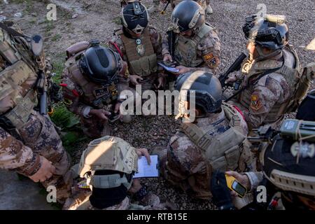 Irakische Terrorismusbekämpfung Service Basic Leader Kurs Vorbereitung auf die nächste Lage Während einer praktischen Übung in der Nähe von Bagdad, Irak, Feb 5, 2019 zu navigieren. BLC lehrt und Nachwuchsführungskräfte die Fähigkeiten und die Maßnahmen, die erforderlich sind, um Ihre individuellen Führungsfähigkeiten zu entwickeln. Streitkräfte der Koalition beraten und den irakischen Ausbilder in einer gemeinsamen Anstrengung eine Elite zu bauen helfen, sich selbst tragende Kraft, der Irak souveränen Grenzen sichern kann, zum Schutz der Bevölkerung und der dauerhaften Niederlage von ISIS gewährleisten. Stockfoto