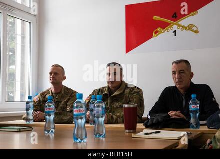 ŚWIĘTOSZÓW, Polen (Feb. 5, 2019) - Vincent "B.J." Lawrence, Commander-in-Chief der Veteranen der Kriege der USA, besucht eine Leadership Briefing mit Command Sgt. Maj. Christopher Kohunsky und Oberstleutnant Brian Gilbert, der Befehl team von der 1. Staffel, 4 U.S. Cavalry Regiment aus Fort Riley, Kan., während Lawrence's Website besuchen Zu den 1-4 Kavallerie derzeit mobilisiert Świętoszów. Als Kommandant der VFW, Lawrence persönlich die Soldaten der 1-4 Kavallerie besucht, als in einer Bemühung, besser die Ausbildung Umwelt verstehen mobilisiert und die Lebensbedingungen der Soldaten Stati Stockfoto