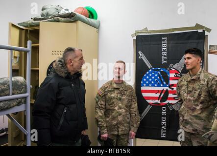 ŚWIĘTOSZÓW, Polen (Feb. 5, 2019) - Vincent "B.J." Lawrence, der Oberbefehlshaber der Kriegsveteranen der USA, Gespräche mit Command Sgt. Maj. Christopher Kohunsky der 1. Staffel, 4 U.S. Cavalry Regiment aus Fort Riley, Kan., und Pfc. Christian Castillo, die Kavallerie Scout im 1-4 Kavallerie, über die Lebensbedingungen der Soldaten in der Umfunktionierten Kaserne in Świętoszów untergebracht. Als Kommandant der VFW, Lawrence persönlich die Soldaten der 1-4 Kavallerie besucht, als in einer Bemühung, besser die Ausbildung Umwelt verstehen mobilisiert und die Lebensbedingungen der t Stockfoto