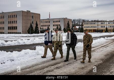 ŚWIĘTOSZÓW, Polen (Feb. 5, 2019) - Vincent "B.J." Lawrence, der Oberbefehlshaber der Kriegsveteranen der USA, Oberstleutnant Brian Gilbert und Command Sgt. Maj. Christopher Kohunsky, das Team der 1. Staffel, 4 U.S. Cavalry Regiment aus Fort Riley, Kan., und Dave Spilva, Senior Writer für VFW-Magazin, Tour der Begründung der Polnischen Armee an Świętoszów wo der 1-4 Kavallerie derzeit untergebracht ist, während nach Polen mobilisiert. Als Kommandant der VFW, Lawrence persönlich die Soldaten der 1-4 Kavallerie besucht, als in einer Bemühung, um besser zu verstehen, mobilisiert die tra Stockfoto