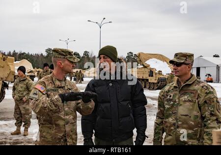 ŚWIĘTOSZÓW, Polen (Feb. 5, 2019) - Command Sgt. Maj. Christopher Kohunsky der 1. Staffel, 4 U.S. Cavalry Regiment aus Fort Riley, Kan., erklärt Vincent "B.J." Lawrence, der Oberbefehlshaber der Kriegsveteranen der USA, die vielen Möglichkeiten der gepanzerte Ausrüstung durch die Einheiten der 1-4 Kavallerie im Fuhrpark der Polnischen Armee post an Świętoszów. Als Kommandant der VFW, Lawrence persönlich die Soldaten der 1-4 Kavallerie besucht, als in einer Bemühung, besser die Ausbildung Umwelt verstehen mobilisiert und die Lebensbedingungen der Soldaten Statio Stockfoto