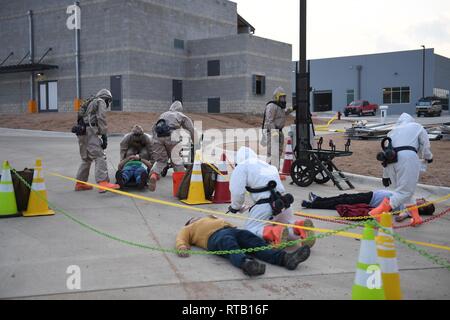 Die Texas National Guard 6 CERFP Task Force, die die 149 medizinische Det-1 und Verhängnis Suche und Wiederherstellung Team gehört, nahmen an Antwort Training mit örtlichen Behörden Feb 5 in Round Rock, Texas. Die 6 CERFP besteht aus Texas Luft- und Army National Guard Mitglieder, die aufgerufen werden können Ersthelfer innerhalb von FEMA-Region 6 zu unterstützen. Diese Regionen gehören Texas, Arkansas, Louisiana, Oklahoma und New Mexiko. Stockfoto