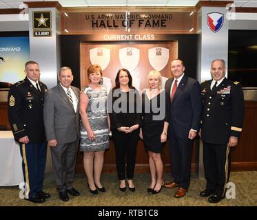 Pensionierte Befehl Sergeants Major Daniel Elder, zweiter von links, und Ronald Riling, zweiter von rechts, auf eine Armee Materiel Command Hall of Fame Induktion Zeremonie Feb 5 bei AMC Hauptquartier geehrt, Redstone Arsenal, Ala mit Ihnen sind, von links, AMC Command Sgt. Maj. Rodger Mansker, Gloria Elder, Susan Perna, Melinda Riling und AMC General Gus Perna, der Zeremonie gehostet werden. Stockfoto