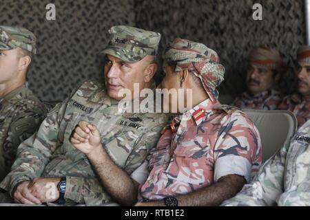 Generalmajor Ben Corell, Kommandant der 34 Red Bull Infanterie Division und aktuelle Kommandeur des US Central Command der Task Force Spartan, hört auf die Bemerkungen in der Mission kurz vor dem Höhepunkt von Inferno Creek 19 Rabkoot, Oman, mit dem Befehlshaber der 11. Brigade, die königliche Armee von Oman, Feb 5, 2019. Inferno Creek ist ein bilaterales Training übung für die Interoperabilität zwischen der US-Armee und der königlichen Armee von Oman zu errichten. Während der Übung, die beide Armeen entwickeln ein gemeinsames Verständnis für die jeweils anderen Taktiken, Techniken und Verfahren zu Kompetenz- und wor Bauen Stockfoto