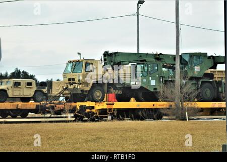Militärfahrzeuge und Ausrüstung mit den 389 Ingenieur Bataillon ist auf triebwagen Feb 5, 2019 geladen, der Rail Yard am Fort McCoy, Wis. Die Bewegung ist für die Zukunft der 389 th Beteiligung in Betrieb entschlossen Schloss 2019 in Polen. Einheit Soldaten geladen 38 Autos mit Fahrzeugen und Ausrüstung nach dem Training in einer Schiene Leiter Operations Klasse von Vertretern des Marine Corps Logistik Base-Barstow, Calif Fort Mccoys Logistics Readiness Center Personal unterstützt mit dem Laden. Stockfoto