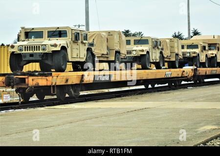 Militärfahrzeuge und Ausrüstung mit den 389 Ingenieur Bataillon ist auf triebwagen Feb 5, 2019 geladen, der Rail Yard am Fort McCoy, Wis. Die Bewegung ist für die Zukunft der 389 th Beteiligung in Betrieb entschlossen Schloss 2019 in Polen. Einheit Soldaten geladen 38 Autos mit Fahrzeugen und Ausrüstung nach dem Training in einer Schiene Leiter Operations Klasse von Vertretern des Marine Corps Logistik Base-Barstow, Calif Fort Mccoys Logistics Readiness Center Personal unterstützt mit dem Laden. Stockfoto
