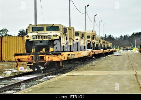 Militärfahrzeuge und Ausrüstung mit den 389 Ingenieur Bataillon ist auf triebwagen Feb 5, 2019 geladen, der Rail Yard am Fort McCoy, Wis. Die Bewegung ist für die Zukunft der 389 th Beteiligung in Betrieb entschlossen Schloss 2019 in Polen. Einheit Soldaten geladen 38 Autos mit Fahrzeugen und Ausrüstung nach dem Training in einer Schiene Leiter Operations Klasse von Vertretern des Marine Corps Logistik Base-Barstow, Calif Fort Mccoys Logistics Readiness Center Personal unterstützt mit dem Laden. Stockfoto