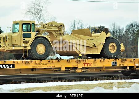 Militärfahrzeuge und Ausrüstung mit den 389 Ingenieur Bataillon ist auf triebwagen Feb 5, 2019 geladen, der Rail Yard am Fort McCoy, Wis. Die Bewegung ist für die Zukunft der 389 th Beteiligung in Betrieb entschlossen Schloss 2019 in Polen. Einheit Soldaten geladen 38 Autos mit Fahrzeugen und Ausrüstung nach dem Training in einer Schiene Leiter Operations Klasse von Vertretern des Marine Corps Logistik Base-Barstow, Calif Fort Mccoys Logistics Readiness Center Personal unterstützt mit dem Laden. Stockfoto