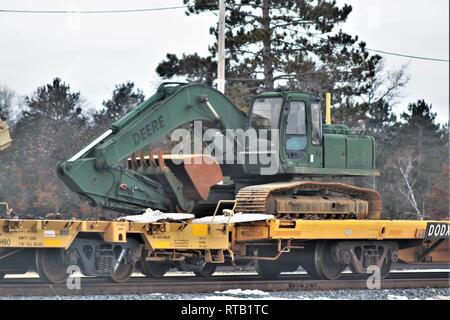 Militärfahrzeuge und Ausrüstung mit den 389 Ingenieur Bataillon ist auf triebwagen Feb 5, 2019 geladen, der Rail Yard am Fort McCoy, Wis. Die Bewegung ist für die Zukunft der 389 th Beteiligung in Betrieb entschlossen Schloss 2019 in Polen. Einheit Soldaten geladen 38 Autos mit Fahrzeugen und Ausrüstung nach dem Training in einer Schiene Leiter Operations Klasse von Vertretern des Marine Corps Logistik Base-Barstow, Calif Fort Mccoys Logistics Readiness Center Personal unterstützt mit dem Laden. Stockfoto