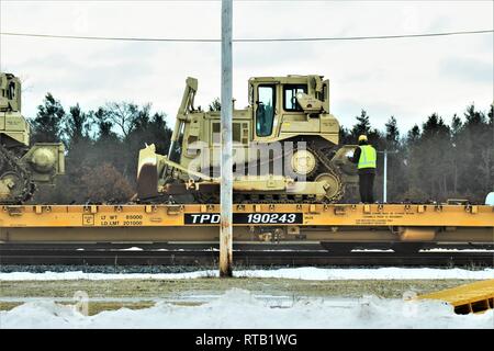 Militärfahrzeuge und Ausrüstung mit den 389 Ingenieur Bataillon ist auf triebwagen Feb 5, 2019 geladen, der Rail Yard am Fort McCoy, Wis. Die Bewegung ist für die Zukunft der 389 th Beteiligung in Betrieb entschlossen Schloss 2019 in Polen. Einheit Soldaten geladen 38 Autos mit Fahrzeugen und Ausrüstung nach dem Training in einer Schiene Leiter Operations Klasse von Vertretern des Marine Corps Logistik Base-Barstow, Calif Fort Mccoys Logistics Readiness Center Personal unterstützt mit dem Laden. Stockfoto