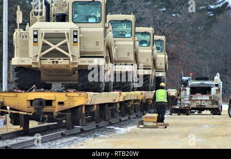 Militärfahrzeuge und Ausrüstung mit den 389 Ingenieur Bataillon ist auf triebwagen Feb 5, 2019 geladen, der Rail Yard am Fort McCoy, Wis. Die Bewegung ist für die Zukunft der 389 th Beteiligung in Betrieb entschlossen Schloss 2019 in Polen. Einheit Soldaten geladen 38 Autos mit Fahrzeugen und Ausrüstung nach dem Training in einer Schiene Leiter Operations Klasse von Vertretern des Marine Corps Logistik Base-Barstow, Calif Fort Mccoys Logistics Readiness Center Personal unterstützt mit dem Laden. Stockfoto