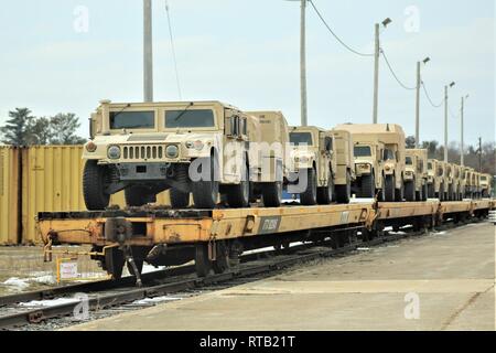 Militärfahrzeuge und Ausrüstung mit den 389 Ingenieur Bataillon ist auf triebwagen Feb 5, 2019 geladen, der Rail Yard am Fort McCoy, Wis. Die Bewegung ist für die Zukunft der 389 th Beteiligung in Betrieb entschlossen Schloss 2019 in Polen. Einheit Soldaten geladen 38 Autos mit Fahrzeugen und Ausrüstung nach dem Training in einer Schiene Leiter Operations Klasse von Vertretern des Marine Corps Logistik Base-Barstow, Calif Fort Mccoys Logistics Readiness Center Personal unterstützt mit dem Laden. Stockfoto