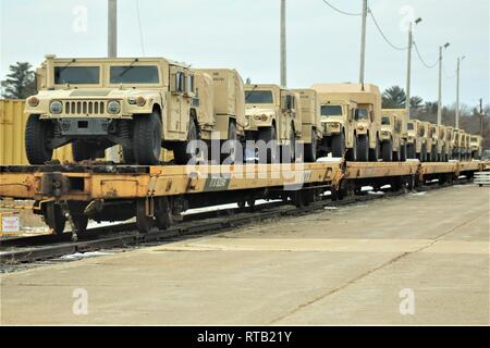 Militärfahrzeuge und Ausrüstung mit den 389 Ingenieur Bataillon ist auf triebwagen Feb 5, 2019 geladen, der Rail Yard am Fort McCoy, Wis. Die Bewegung ist für die Zukunft der 389 th Beteiligung in Betrieb entschlossen Schloss 2019 in Polen. Einheit Soldaten geladen 38 Autos mit Fahrzeugen und Ausrüstung nach dem Training in einer Schiene Leiter Operations Klasse von Vertretern des Marine Corps Logistik Base-Barstow, Calif Fort Mccoys Logistics Readiness Center Personal unterstützt mit dem Laden. Stockfoto