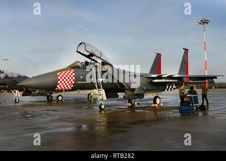 Ein fliegendes Personal der 492Nd Fighter Squadron zugeordnet führt eine Inspektion vor Abflug des Erbes F-15E Strike Eagle im Royal Air Force Lakenheath, England Feb 6. Der 48th Fighter Wing offiziell vorgestellt das Flugzeug öffentlich im Rahmen einer Feierstunde am 31.Januar. Stockfoto