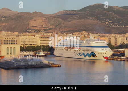 Palermo, Italien - 04.Oktober 2018: die Hafenstadt und Kreuzfahrtschiff auf Parkplatz Stockfoto