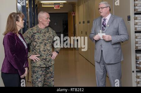 Dr. Tim McMahon (rechts), Ministerium für Verteidigung DNA Operations Director, erläutert der Blutfleck card Verfahren und die Streitkräfte Repository der Probe Proben für die Identifizierung von bleibt US Marine Corps Generalleutnant H. Stacy Clardy, Staatssekretär der Verteidigung militärischer Stellvertreter (Mitte) und seine Frau, Frau Alison Clardy, bei einem Besuch der Streitkräfte Medical Examiner System Feb 6, 2019. Clardy besuchten die drei Divisionen AFMES, Forensische Toxikologie, Verteidigungsministerium DNA-Operationen und Büro der Streitkräfte medizinischer Prüfer, mehr über ihre Missionen innerhalb zu erfahren Stockfoto