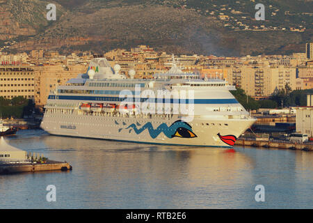 Palermo, Italien - 04.Oktober 2018: Kreuzfahrtschiff auf dem Parkplatz im Hafen Stockfoto