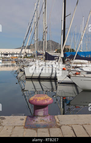 Palermo, Sizilien, Italien - 04.Oktober 2018: Fiel festmachen und Parkplatz für Yachten im Golf La Cala Stockfoto