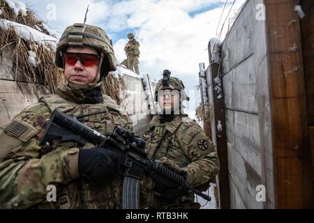 Us-Armee Sgt. Jason Stephen, eine Task Force Raider Infanteristen zu Battle Group Polen zugewiesen, führt sein Team durch Grabenkämpfe Ausbildung zur Unterstützung der Operation Raider Donner am Bemowo Piskie, Polen, Feb 6. Betrieb Raider Donner beinhaltet die Synchronisierung von platoon Bemühungen über drei Komplexe für eine Unternehmens-Mission, mit der Absicht, die Bereitschaft und Letalität gegen jede Form von Aggression zu erreichen. Stockfoto