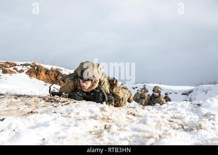 Us-Armee SPC. Johnathan Sepulveda, eine Task Force Raider Infanteristen zu Battle Group Polen zugewiesen, niedrige kriecht über High Profile während der grabenkämpfe Ausbildung zur Unterstützung der Operation Raider Donner am Bemowo Piskie, Polen, Feb 6. Betrieb Raider Donner beinhaltet die Synchronisierung von platoon Bemühungen über drei Komplexe für eine Unternehmens-Mission, mit der Absicht, die Bereitschaft und Letalität gegen jede Form von Aggression zu erreichen. Stockfoto