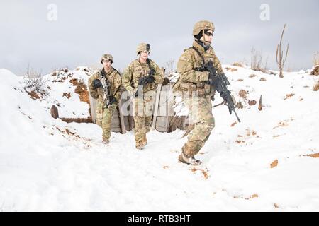 Task Force Raider Infanteristen zu Battle Group Polen zugewiesen, Durchführung Grabenkämpfe Ausbildung zur Unterstützung der Operation Raider Donner am Bemowo Piskie, Polen, Feb 6. Betrieb Raider Donner beinhaltet die Synchronisierung von platoon Bemühungen über drei Komplexe für eine Unternehmens-Mission, mit der Absicht, die Bereitschaft und Letalität gegen jede Form von Aggression zu erreichen. Stockfoto