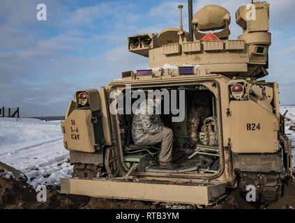 ŚWIĘTOSZÓW, Polen (Feb. 6, 2019) - Vincent "B.J." Lawrence, der Oberbefehlshaber der Kriegsveteranen in den USA, bereitet die Besatzung eines M2 Bradley fighting Fahrzeug, das Eigentum der 1. Staffel zu begleiten, 4. US-Kavallerie Regiments aus Fort Riley, Kan., einer Live-fire Übung an einem Schießplatz in der Nähe von Świętoszów. Als Kommandant der VFW, Lawrence persönlich die Soldaten der 1-4 Kavallerie besucht, als in einer Bemühung, besser die Ausbildung Umwelt verstehen mobilisiert und die Lebensbedingungen der Soldaten im Ausland zur Unterstützung der Operation Atlantic Lösen stationiert. Stockfoto