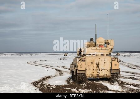 ŚWIĘTOSZÓW, Polen (Feb. 6, 2019) - Vincent "B.J." Lawrence, der Oberbefehlshaber der Kriegsveteranen der USA, begleitet die Crew eines M2 Bradley fighting Fahrzeug, das Eigentum der 1. Staffel, 4 U.S. Cavalry Regiment aus Fort Riley, Kan., während man auf dem Fahrersitz sitzt Gunner der Bradley, einer Live-fire Übung an einem Schießplatz in der Nähe von Świętoszów. Als Kommandant der VFW, Lawrence persönlich die Soldaten der 1-4 Kavallerie besucht, als in einer Bemühung, besser die Ausbildung Umwelt verstehen mobilisiert und die Lebensbedingungen der Truppen in Übersee, in suppor stationiert Stockfoto