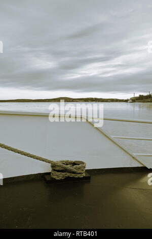 Detail eines Schiffes in einem Hafen vor Anker liegende Eis bedeckte Bucht. Schwarzweiß-Fotografie, Töne Sepia und Blau. Stockfoto