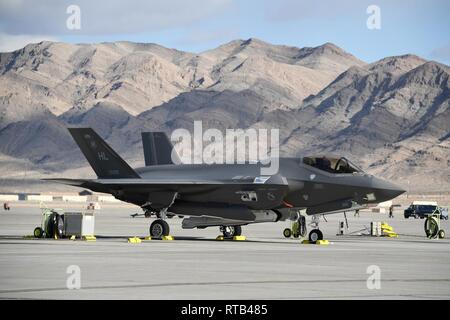 Eine F-35A Lightning II Kampfflugzeug zu 4. Der 388. Fighter Wing Fighter Squadron auf dem Flug Leitung zugewiesen während Red Flag 19-1, Nelllis Air Force Base, Nev, Feb 6, 2019. Piloten und Betreuer vom 4. Der 388. Fighter Wing Fighter Squadron und 4 Aircraft Maintenance Unit sind an Red Flag 19-1 an der Nellis AFB, Nevada. Dies ist der Flügel zweite Rote Flagge mit der F-35 A, America's Most advanced multi-role Fighter, das bringt die Spielregeln ändern Stealth, Letalität und Interoperabilität zu den modernen Schlachtfeld. Red Flag ist Premier der Air Force combat Übung und beinhaltet uni Stockfoto