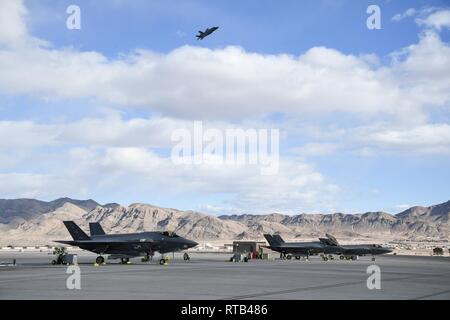 Eine F-35 Lightning II Kampfjets zu 4. Der 388. Fighter Wing Fighter Squadron auf dem Flug Leitung zugewiesen während Red Flag 19-1, Nelllis Air Force Base, Nev, Feb 6, 2019. Piloten und Betreuer vom 4. Der 388. Fighter Wing Fighter Squadron und 4 Aircraft Maintenance Unit sind an Red Flag 19-1 an der Nellis AFB, Nevada. Dies ist der Flügel zweite Rote Flagge mit der F-35 A, America's Most advanced multi-role Fighter, das bringt die Spielregeln ändern Stealth, Letalität und Interoperabilität zu den modernen Schlachtfeld. Red Flag ist Premier der Air Force combat Übung und umfasst Einheiten Stockfoto